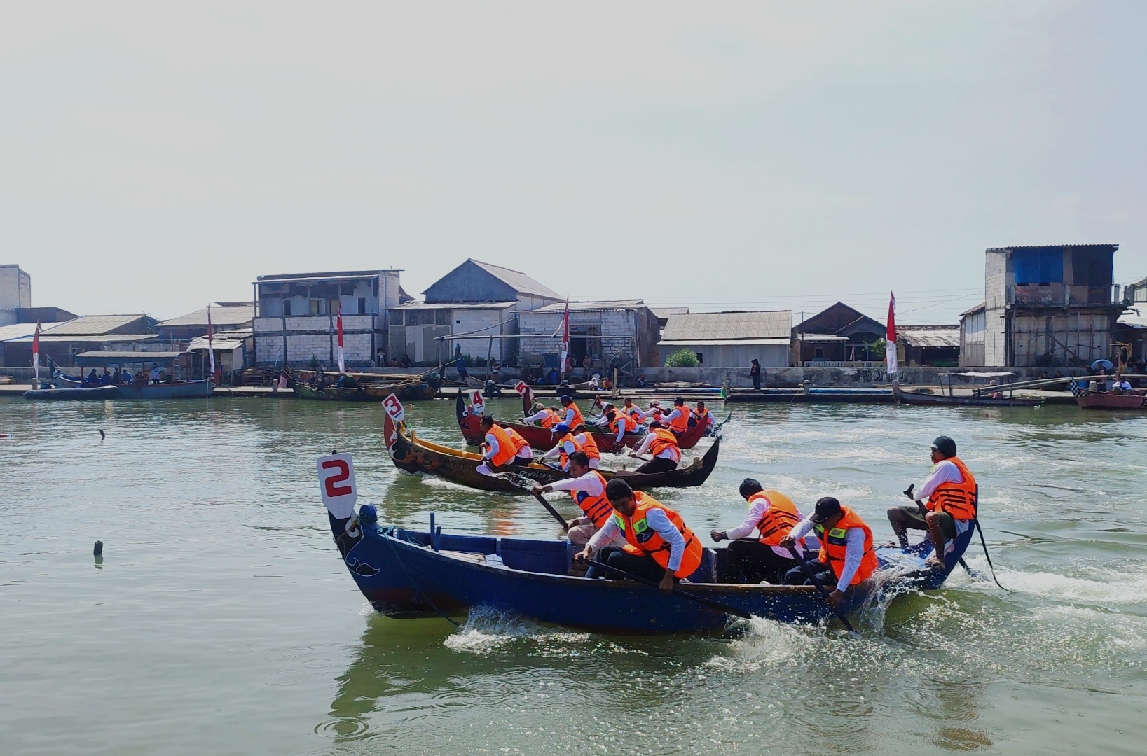 Nelayan binaan Dinas Pertanian Kota Semarang lomba dayung rayakan HUT Kemerdekaan RI, Sabtu (10/8/2024).