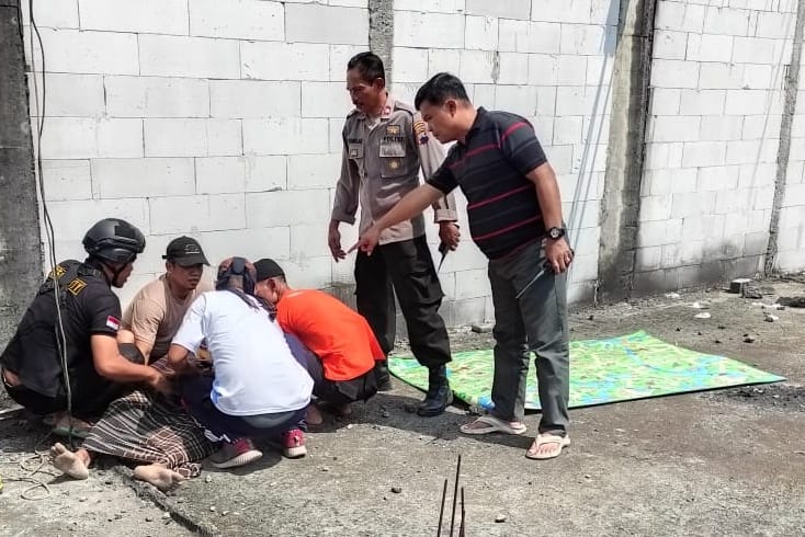 Proses evakuasi jenasah pemuda bertato yang ditemukan gantung diri di Sedang Kecamatan Gunungpati, Minggu (11/8/2024)