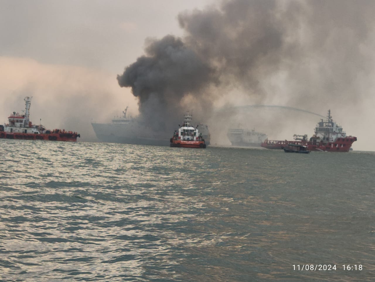 Sebuah Kapal penumpang terbakar di tengah lautan masih wilayah perairan dekat Kawasan Pelabuhan Tanjung Mas Semarang, Minggu (11/8/2024). (McHariyanto/Jawa Pos Radar Semarang)