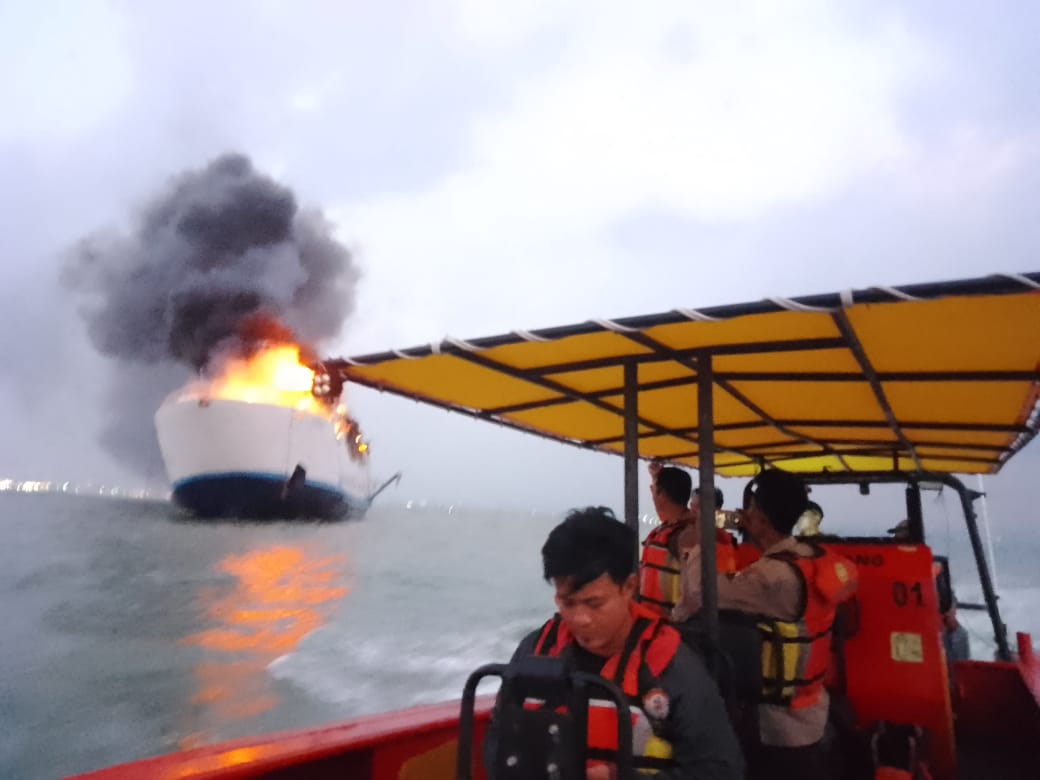 Kapal motor Kirana 1 milik Darma Lautan Utama (DLU) terbakar di perairan sekitaran dekat Pelabuhan Tanjung Mas Semarang, Minggu (11/8/2024).