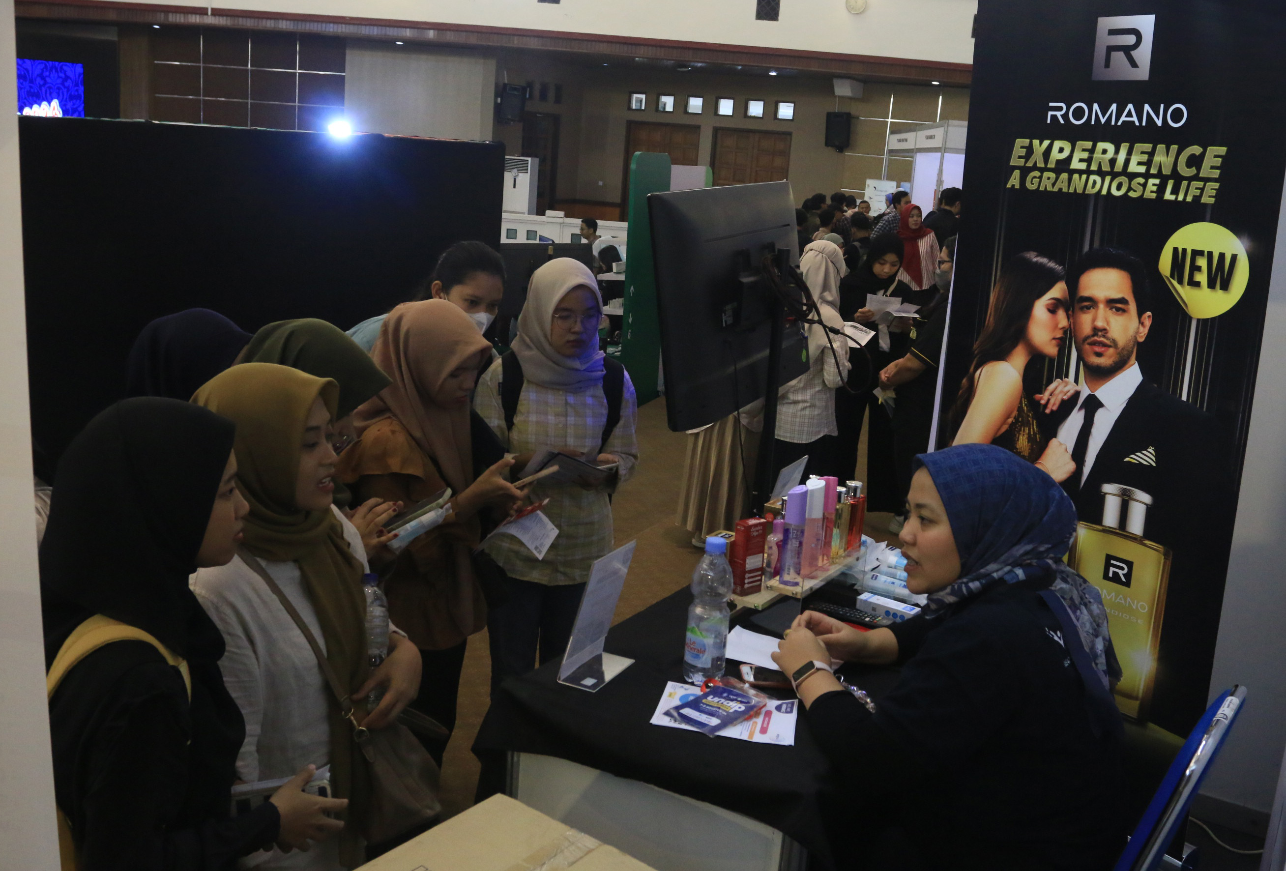 Pencari kerja mencari informasi di Undip Job Fair 2024, Kamis (8/8).