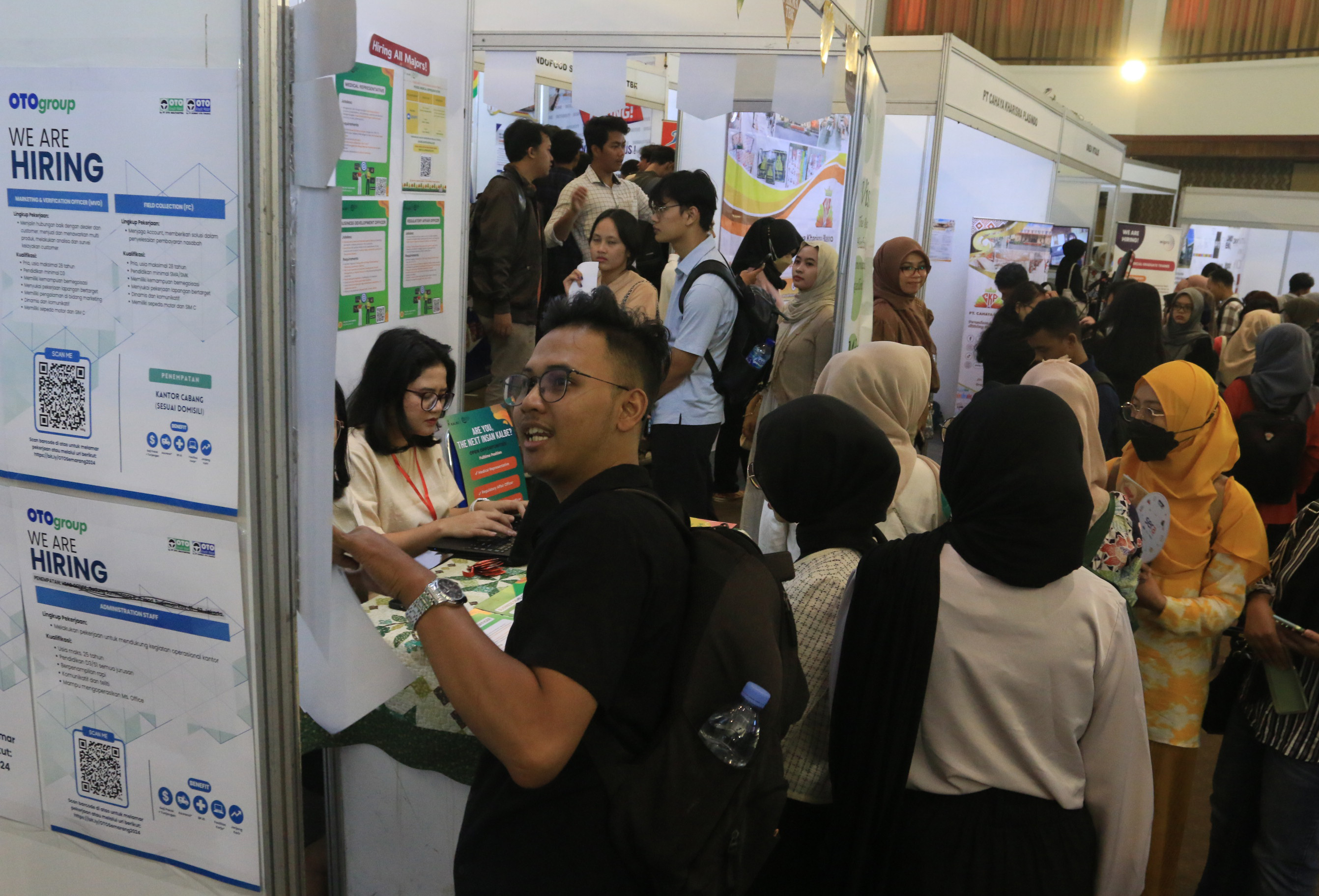 Pencari kerja membaca lowongan  di Undip Job Fair 2024, Kamis (8/8).