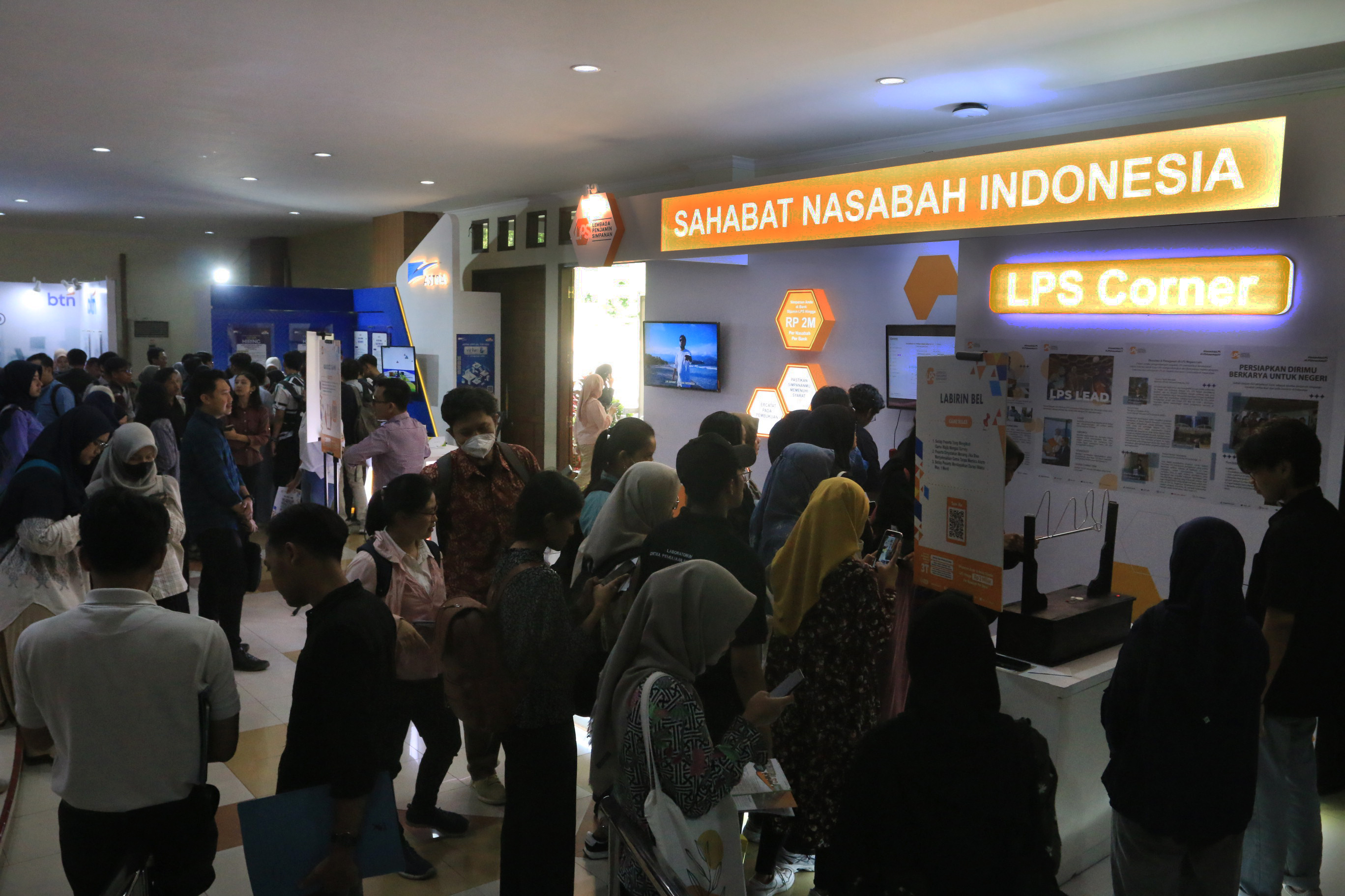 pencari kerja mencoba peruntungan di Undip Job Fair 2024, di Stand Lembaga Penjamin Simpanan, Kamis (8/8).