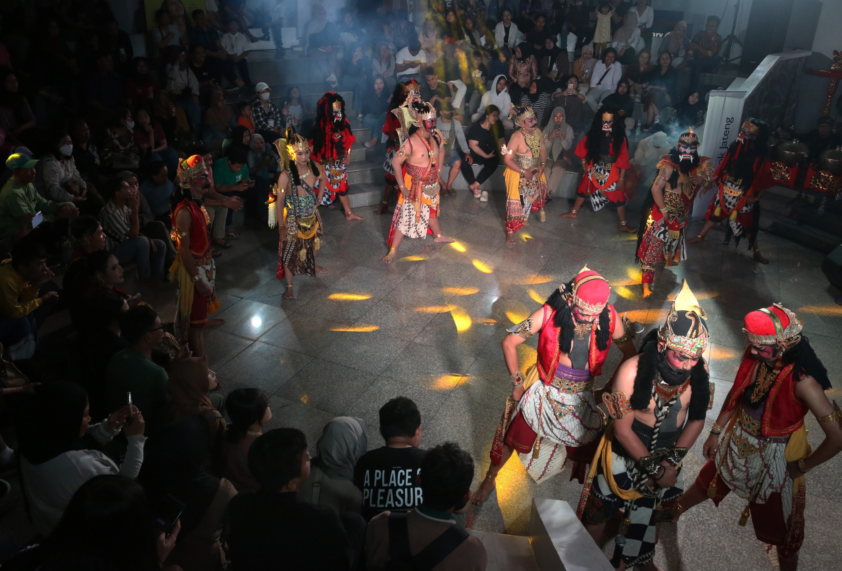 Interaksi pemain Wayang On The Street yang digelar di Oudetrap Theatre Kota Lama Semarang, Jumat malam (9/8/2024)