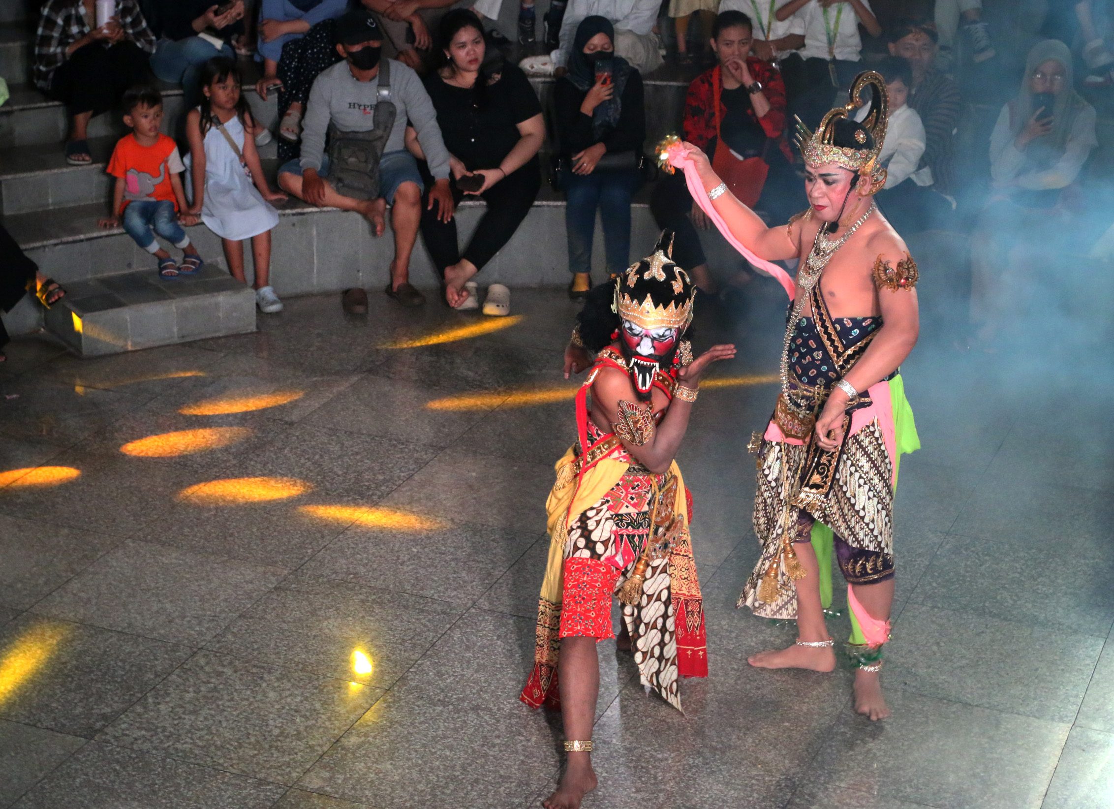 Interaksi Pemain Wayang On The Street yang digelar di Oudetrap Theatre Kota Lama Semarang, Jumat malam (9/8/2024)