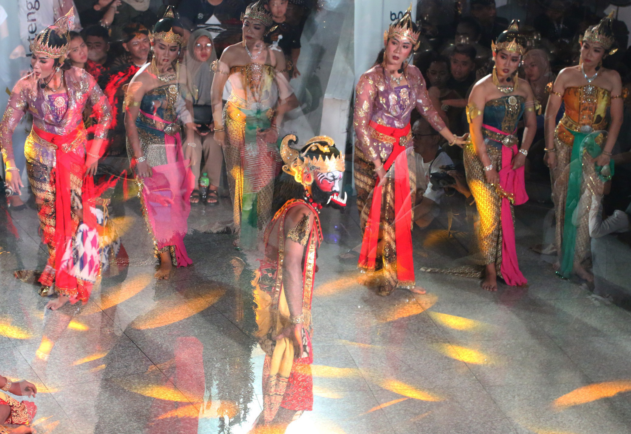 Wayang On The Street yang digelar di Oudetrap Theatre Kota Lama Semarang, Jumat malam (9/8/2024)