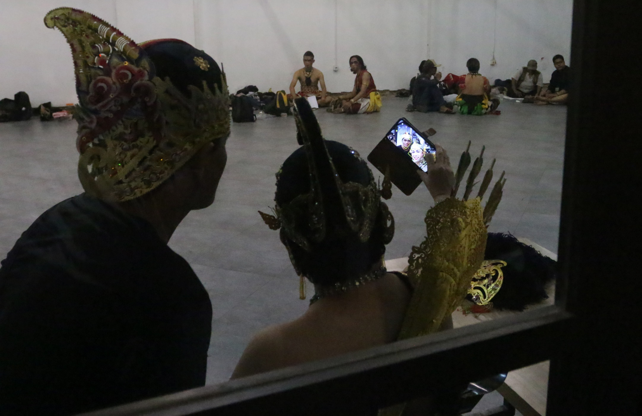 Swafoto dengan penonton Wayang On The Street yang digelar di Oudetrap Theatre Kota Lama Semarang, Jumat malam (9/8/2024)