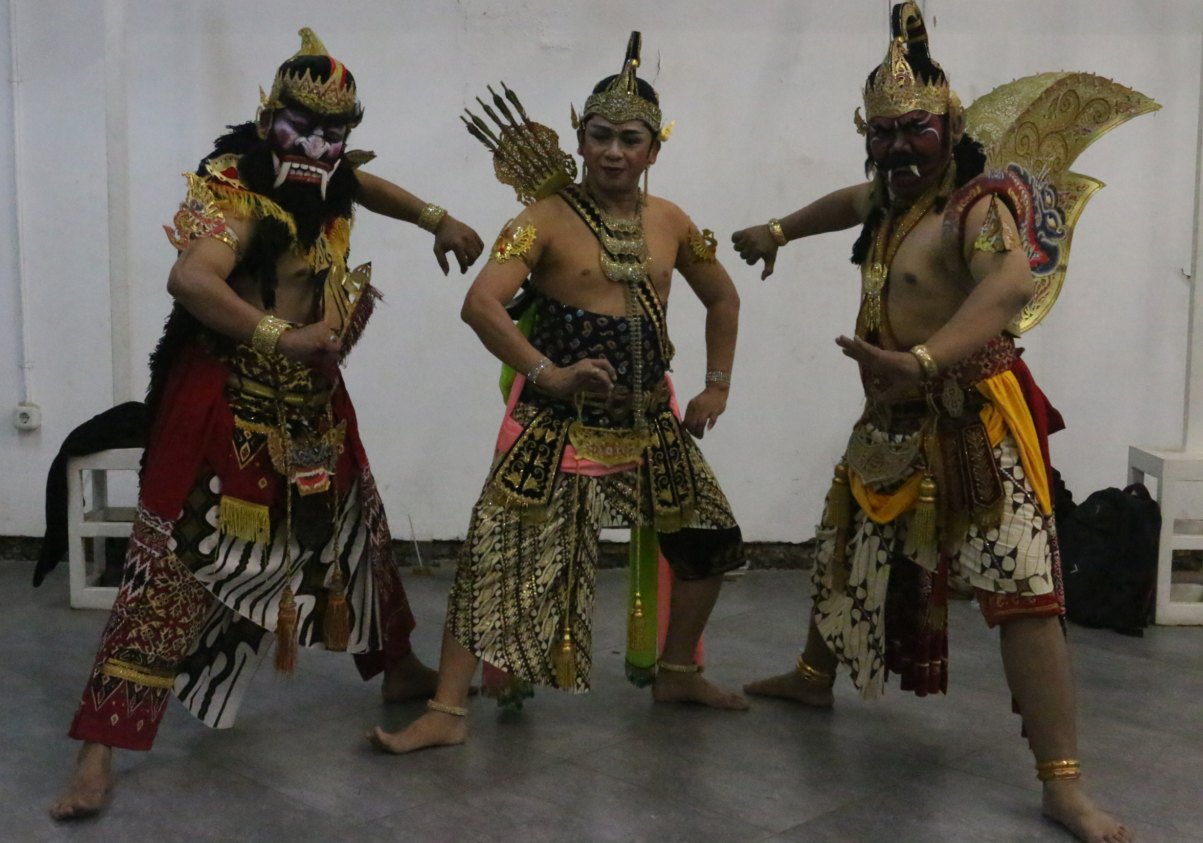Latihan Sebelum Pementasan Wayang On The Street yang digelar di Oudetrap Theatre Kota Lama Semarang, Jumat malam (9/8/2024)