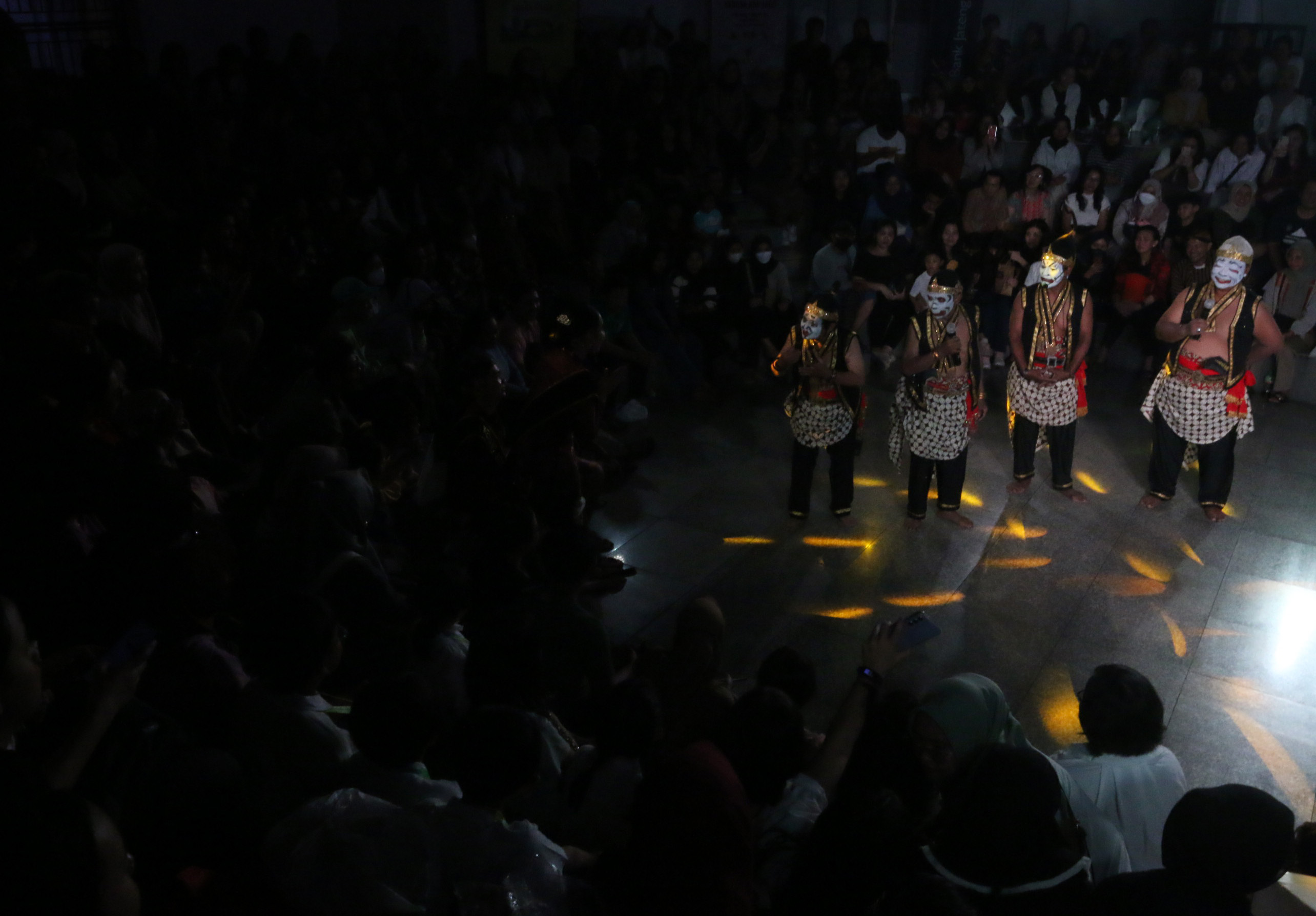 Interaksi Penonton dan Punakawan Wayang On The Street yang digelar di Oudetrap Theatre Kota Lama Semarang, Jumat malam (9/8/2024)