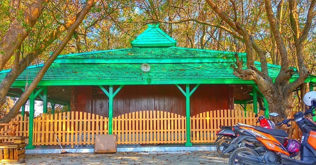 Makam Syekh Datuk Lodang yang ada di Pulau Seprapat