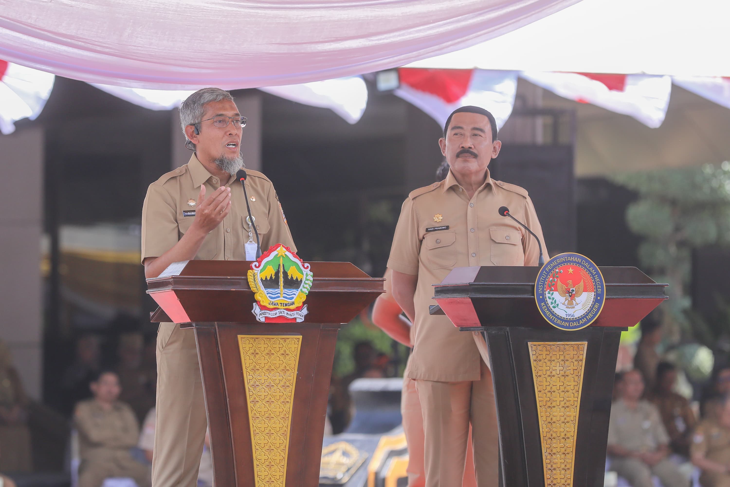 Rektor IPDN Hadi Prabowo kepada Sekretaris Daerah Jateng, Sumarno pada sebuah upacara di halaman Kantor Gubernur Jawa Tengah, Senin, 12 Agustus 2024.