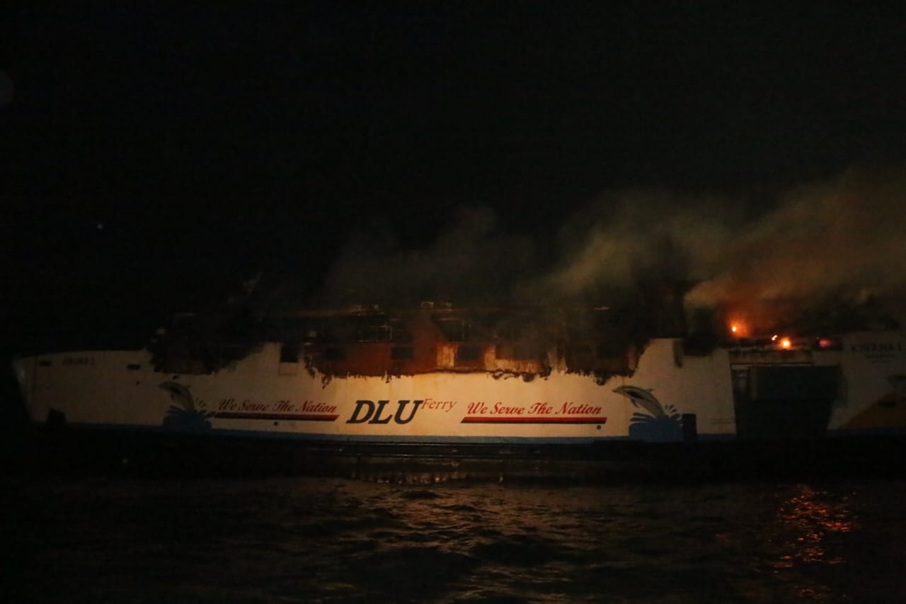 Kobaran api kebakaran dan asap hitam masih menyala diatas kepal KM Kirana 1 di perairan dekat pelabuhan tanjung mas semarang minggu (11/8/2024) malam. (Nurchamim/Jawa Pos Radar Semarang)