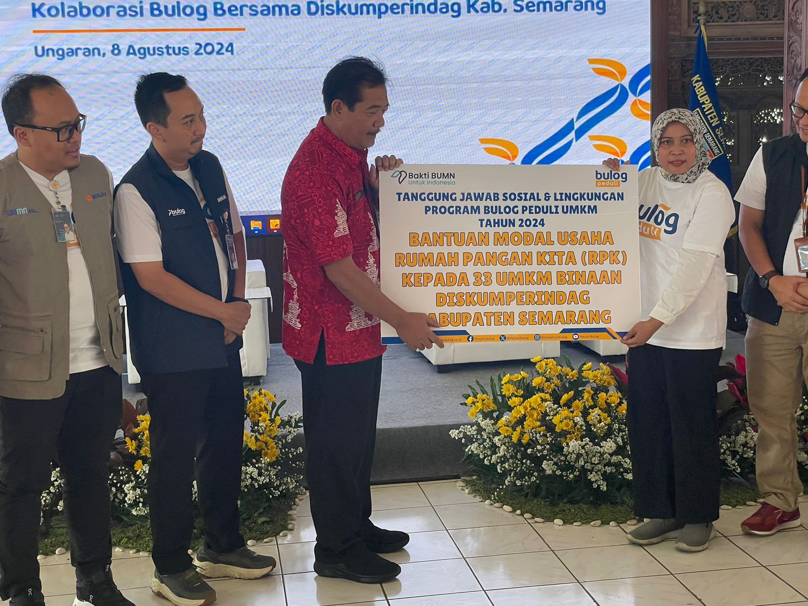 Bulog Kanwil Jateng serahkan 33 bantuan modal bagi UMKM Kabupaten Semarang. Maria Novena/Jawa Pos Radar Semarang