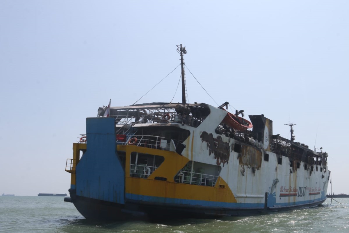 Kapal Kirana 1 yang terbakar di wilayah Pelabuhan Tanjung Emas Semarang sudah berhasil dipadamkan pada Minggu (11/8/2024) sekitar pukul 20.20. (Nurchamim/Jawa Pos Radar Semarang)