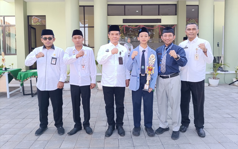Maulana Azzam Toyoda (Berjas Biru Muda), siswa kelas 8 berhasil meraih Juara 1 dalam Kompetisi Sains Madrasah (KSM) Mata Pelajaran Matematika Tingkat Kota Salatiga.