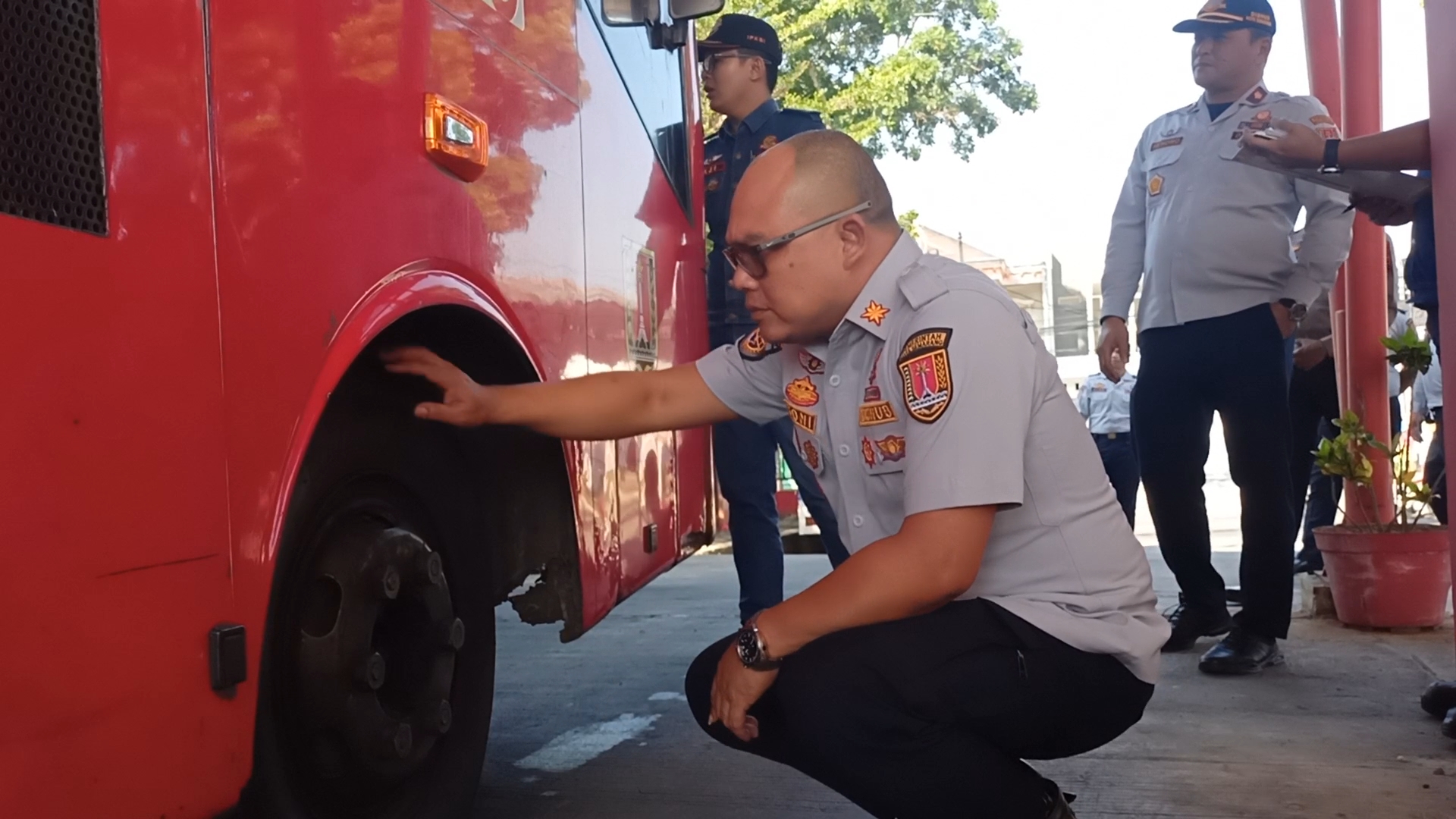 LAKUKAN PENGECEKAN : Petugas Dishub melakukan uji kelayakan kendaraan milik Trans Semarang, di Terminal Gunungpati, Senin (12/8)