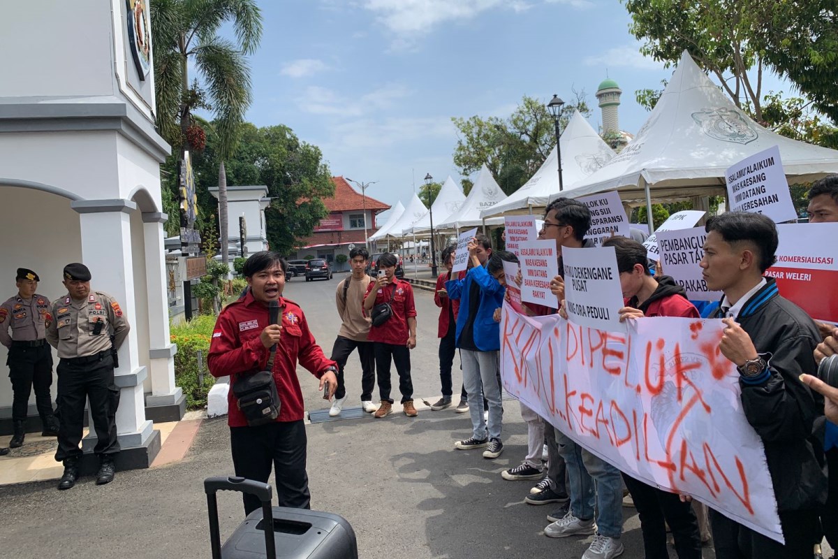 Aksi demonstrasi mahasiswa yang tergabung dalam Ikatan Mahasiswa Muhammadiyah (IMM) Kendal di pintu gerbang kantor bupati Kendal, Senin (12/8/2024). DEVI KHOFIFATUR RIZQI/ JAWA POS RADAR SEMARANG