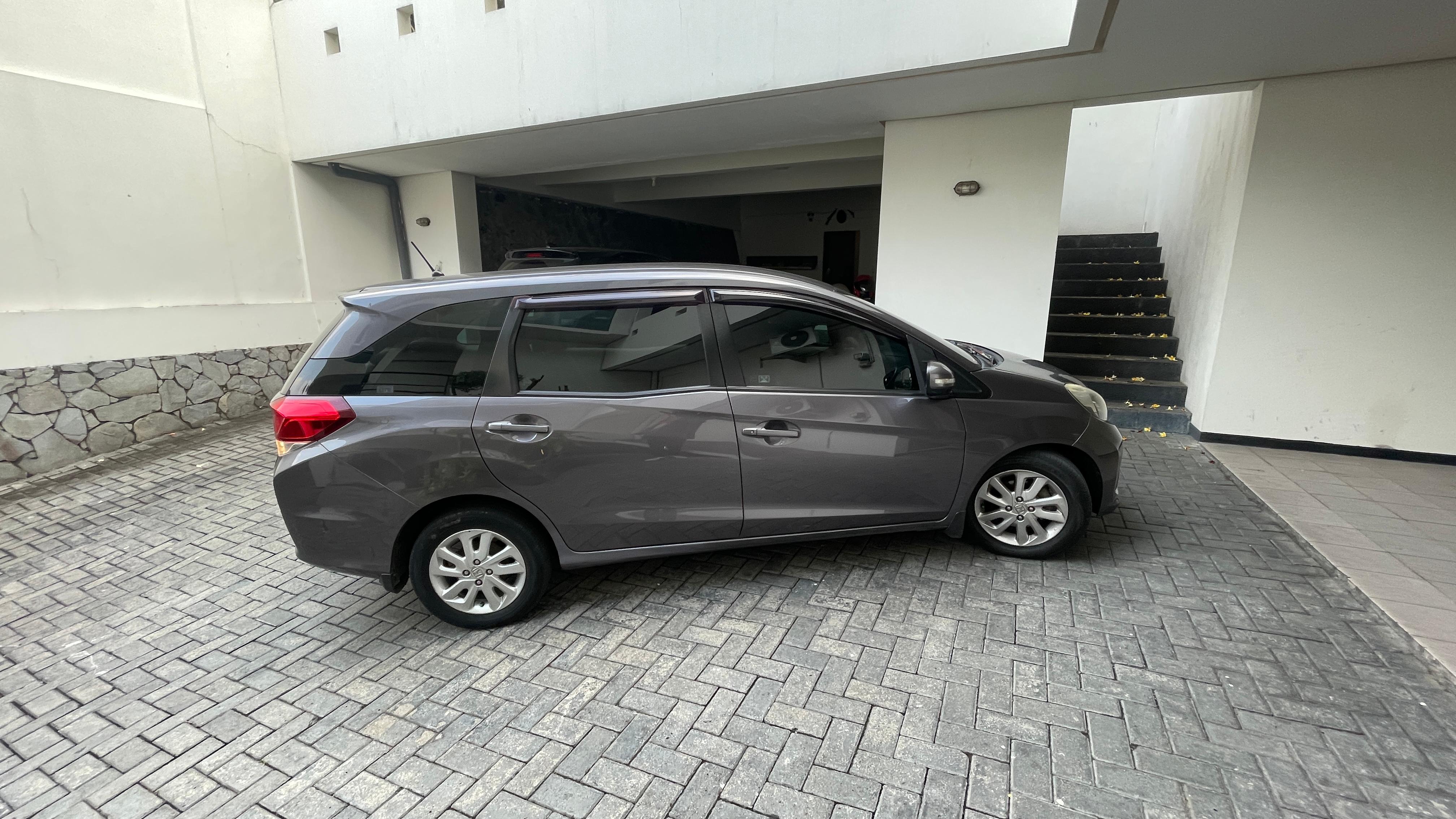 mobilio di garasi rumah (foto: iskandar)
