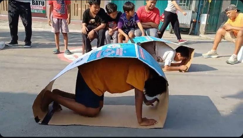 salah satu lomba tergokil 17 Agustus yaitu lomba kardus trenggiling