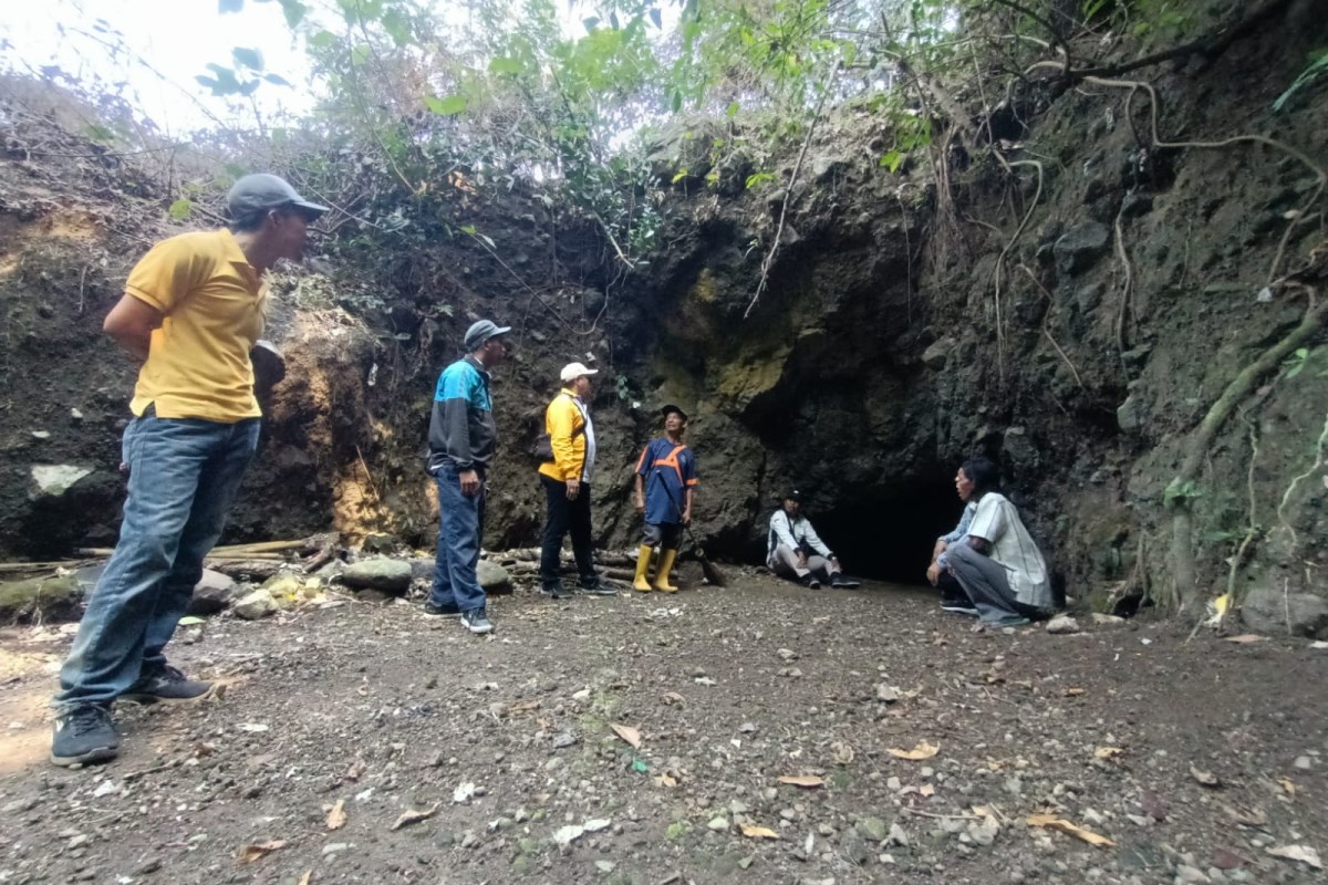 Warga RT 2 RW 10 Kelurahan Srondol Kulon melestarikan Gua Anomsari atau Gua Pucung yang bersejarah guna tempat berlindung para pejuang di zaman kolonial. FIGUR RONGGO WASSALIM/JAWA POS RADAR SEMARANG