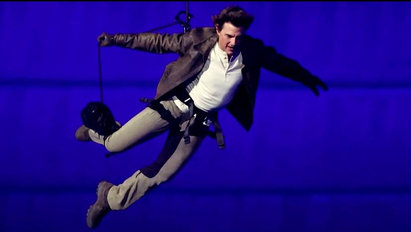 Aksi Tom Cruise menyerahkan bendera olimpiade ke LA