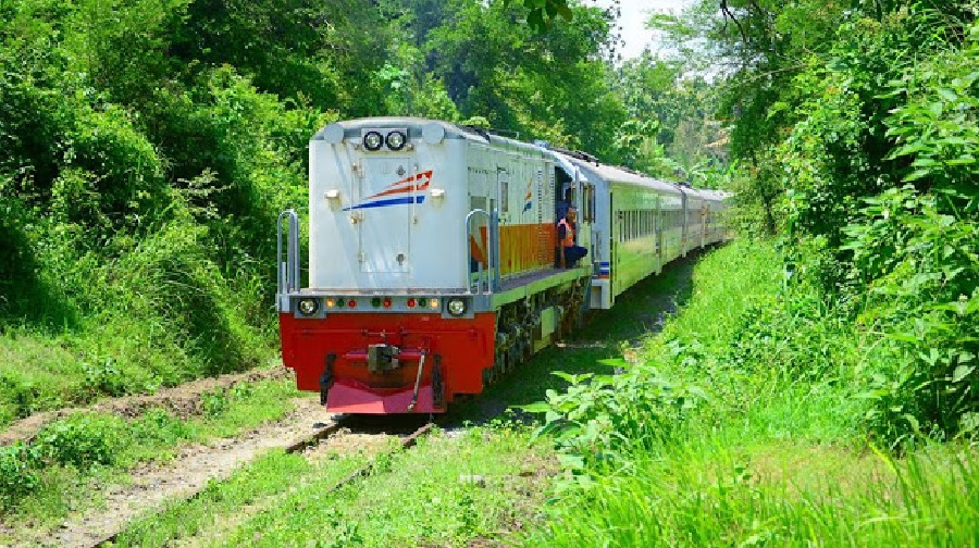 Kereta Api Melintasi Jalur Gambringan-Gundih