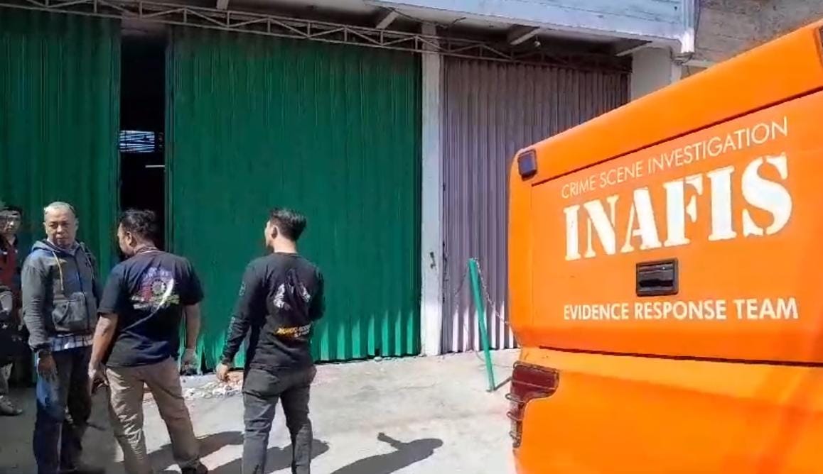 Anggota Polsek Semarang Barat dan Inafis Polrestabes Semarang berada di lokasi kejadian melakukan olah TKP. (Nur Chamim/Jawa Pos Radar Semarang)