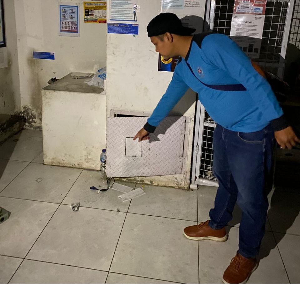 Polisi saat melakukan olah TKP di minimarket di jalan raya Pageruyung, Kendal.