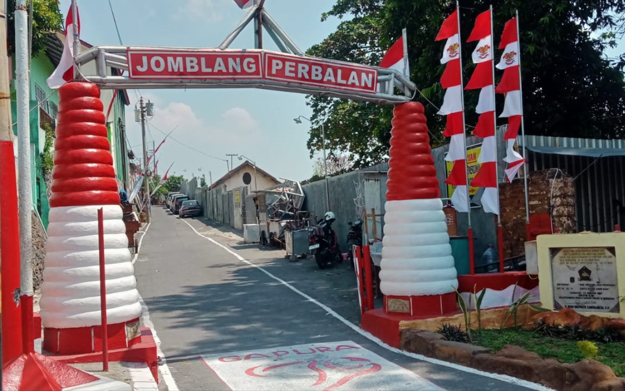 Gapura Pahlawan, di kampung Jomblang Barat RT 01 RW 01, kelurahan Candi, Candisari,Kota Semarang, berbentuk unik dan memiliki usia lebih dari 70 tahun. (Sulistiono)