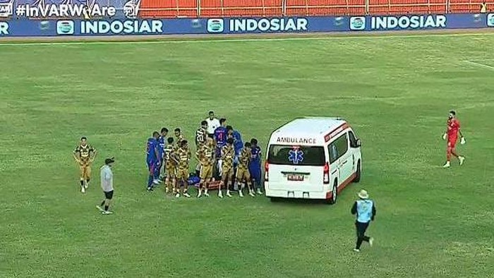 Julian Guevara saat diangkut Ambulans