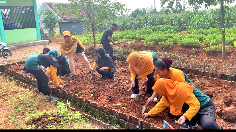 KELOLA SAMPAH : Warga RW 02 Kelurahan Banyumanik memilah sampah yang sudah masuk ke bank sampah.