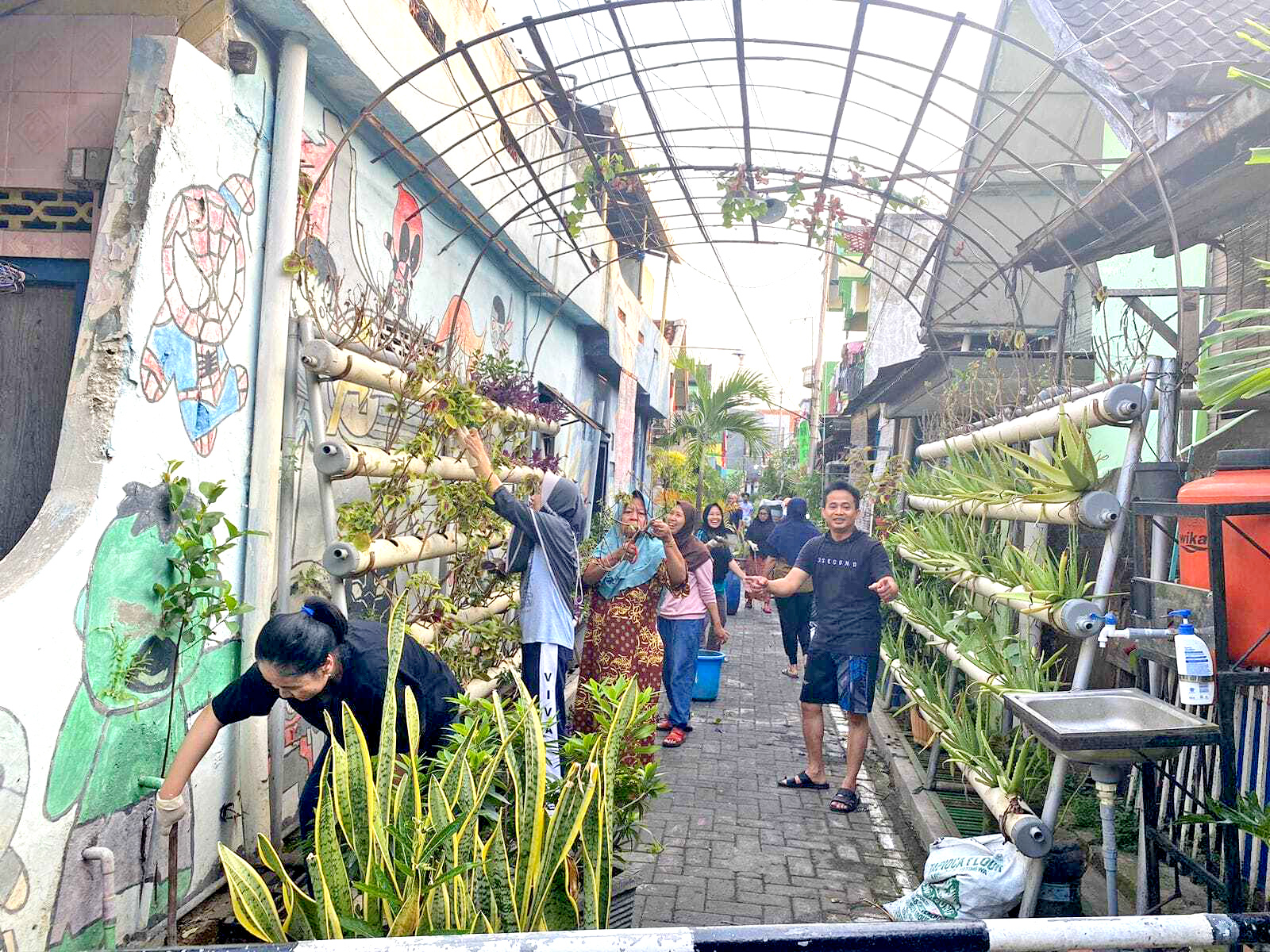 GOTONG ROYONG : Warga RW 02 Kelurahan Kauman membersihkan gang yang juga menjadi taman toga.