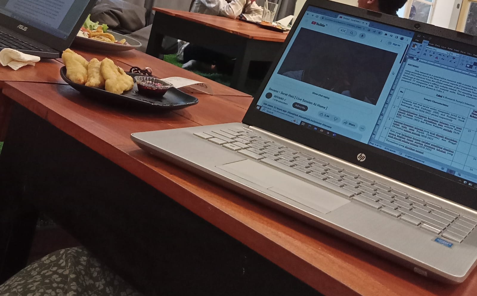 menulis skripsi di perpustakaan (Ft: Anisa)
