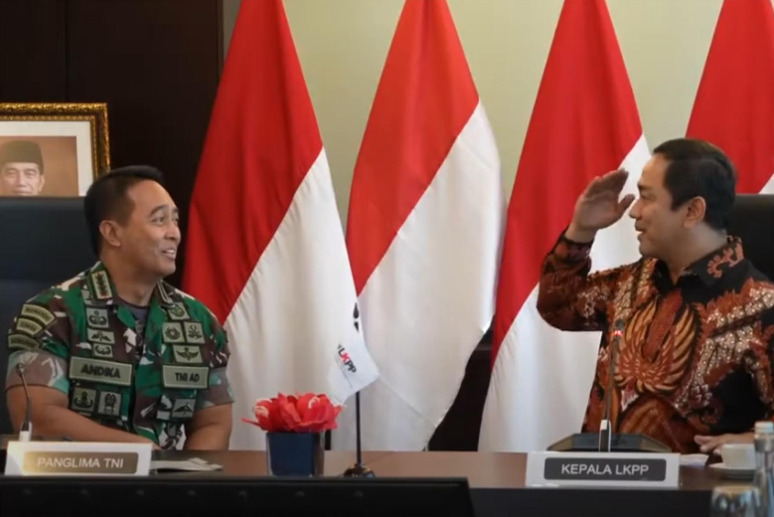 Ketua DPC PDIP Kota Semarang yang kini menjabat Kepala LKPP Hendrar Prihadi (Hendi) bercengkrama dengan Andika Perkasa