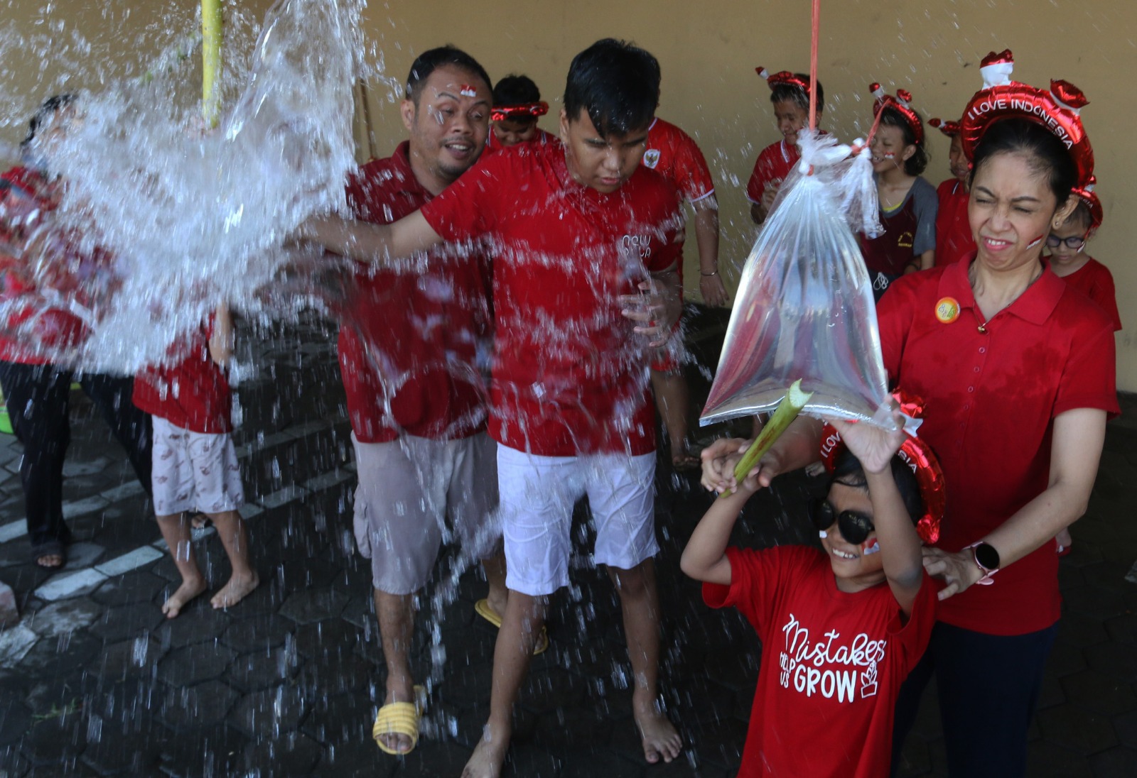 Keseruan SLB-A Tuna Netra DRI Adi mengikuti berbagai lomba meriahkan HUT RI ke 79, Rabu (14/8/2024).