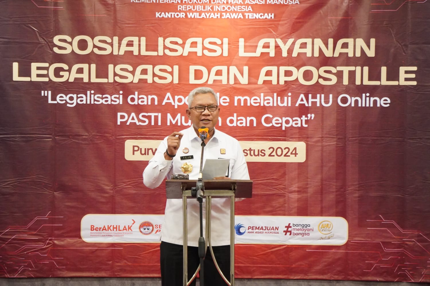 Kakanwil Kemenkumham Jateng membuka sosialisasi layanan Legalisasi dan Apostille dengan tema "Legalisasi dan Apostille melalui AHU Online PASTI Mudah dan Cepat" di Hotel Aston Purwokerto, Rabu (14/08)