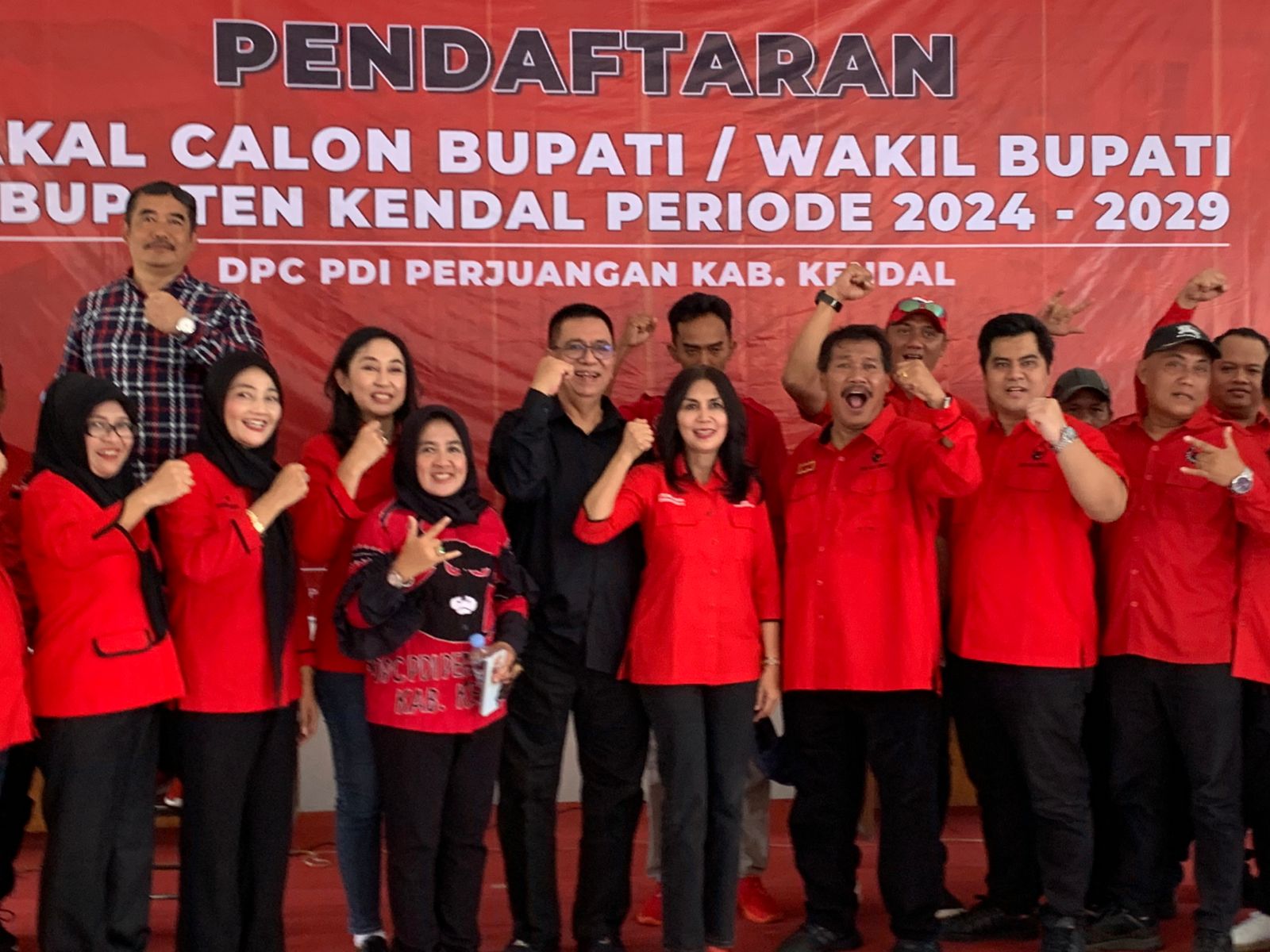 Dyah Kartika Permana Sari ditemani sang suami Murdoko saat mengambil formulir pendaftaran Pilkada Kendal di kantor DPC PDI Perjuangan Kendal pada Mei 2024 lalu.