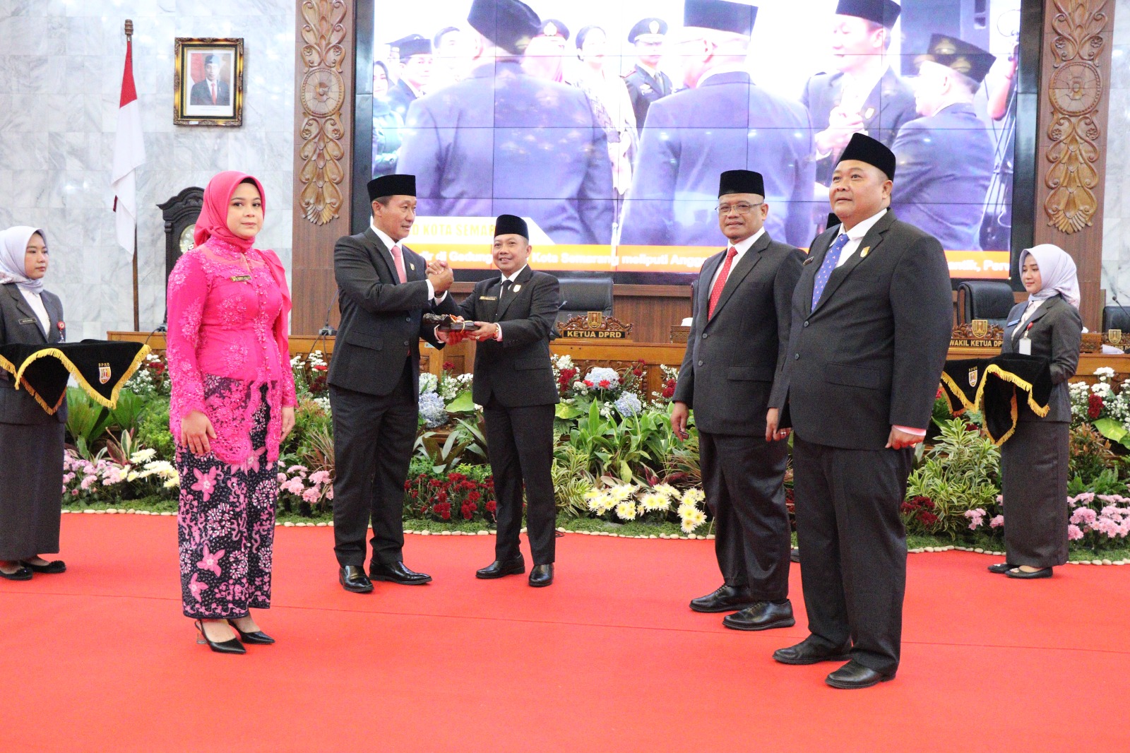 KETUA DAN WAKIL SEMENTARA : Kadar Lusman dan D. Tunjung ditunjuk untuk menjadi Ketua dan Wakil Ketua DPRD Kota Semarang sementara.