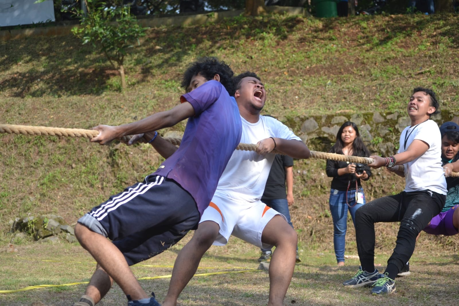 Lomba tarik tambang
