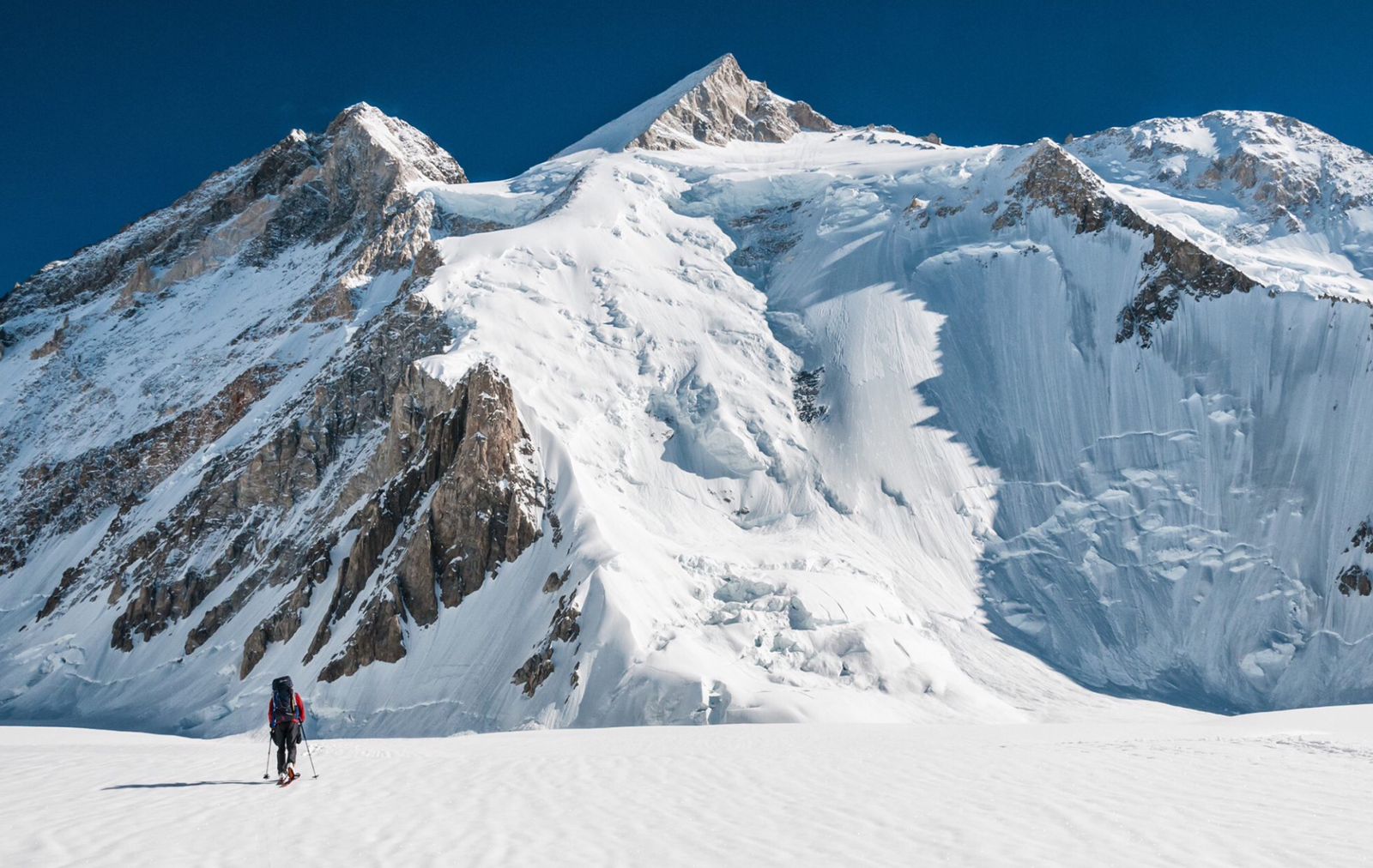 Potret Keindahan Gunung Gangkhar Puensum di Bhutan
