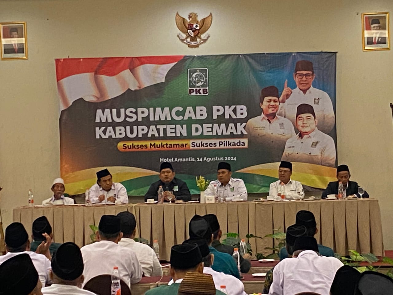 Ketua DPC PKB Demak H Zayinul Fata didampingi Sekretaris DPC H Rizqon Malik Fullaesuf dan jajaran Dewan Syuro DPC PKB memimpin muspimcab di Hotel Amantis Kota Demak.