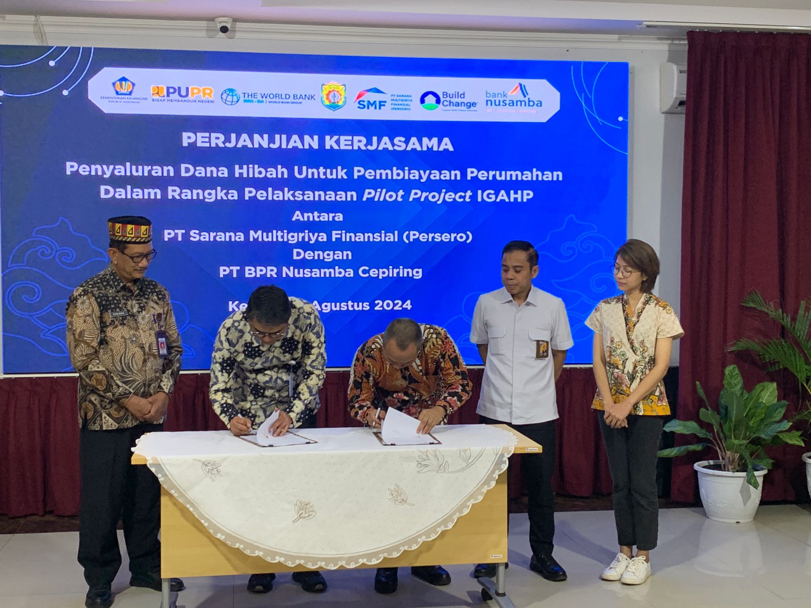 Penandatanganan kerjasama penyaluran dana hibah pembiayaan rumah program IGAHP di kantor Nusamba Cepiring, Kamis (15/8). DEVI KHOFIFATUR RIZQI/ JAWA POS RADAR SEMARANG