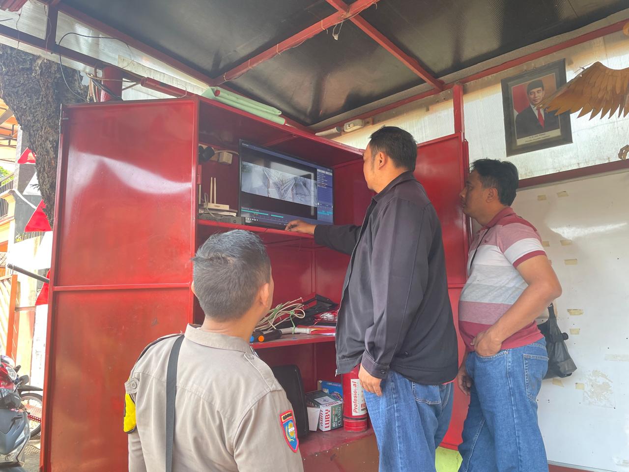 Tim kepolisian saat sedang memeriksa CCTV dilokasi penemuan bayi tepatnya di Harjosari Bawen. Maria Novena/Jawa Pos Radar Semarang