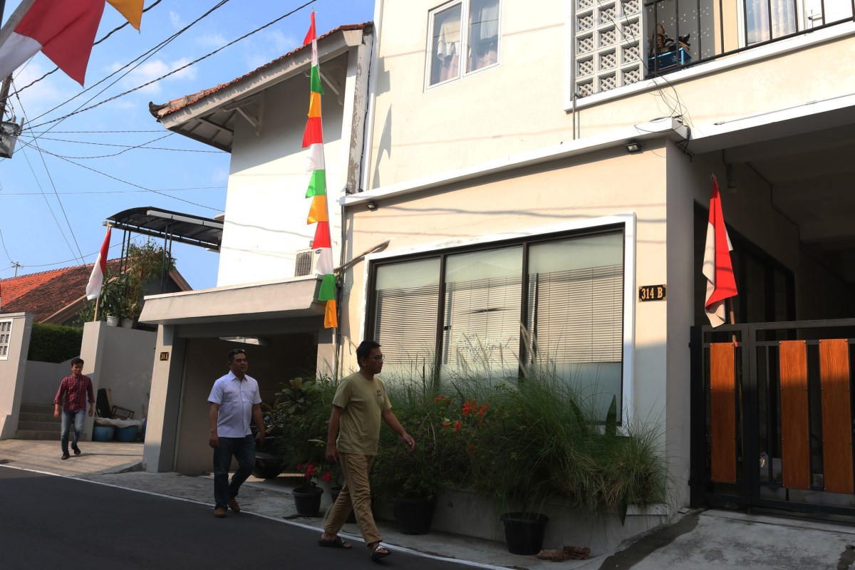 Anggota Unit PPA Satreskrim Polrestabes Semarang melakukan olah TKP di kamar Kos korban di Lempongsari, Kecamatan Gajahmungkur. (Nur Chamim/Jawa Pos Radar Semarang)