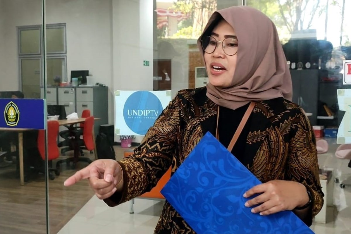 Manajer Layanan Terpadu dan Humas Universitas Diponegoro, Utami Setyowati memberikan keterangan pers di kantornya, Kamis (15/8/2024).&nbsp;IDA FADILAH/JAWA POS RADAR SEMARANG
