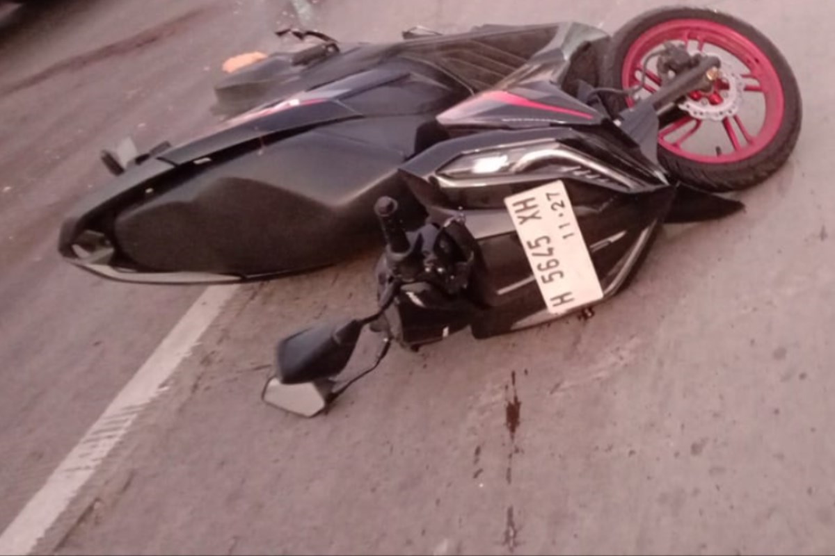 Motor korban kecelakaan di lokasi kejadian.