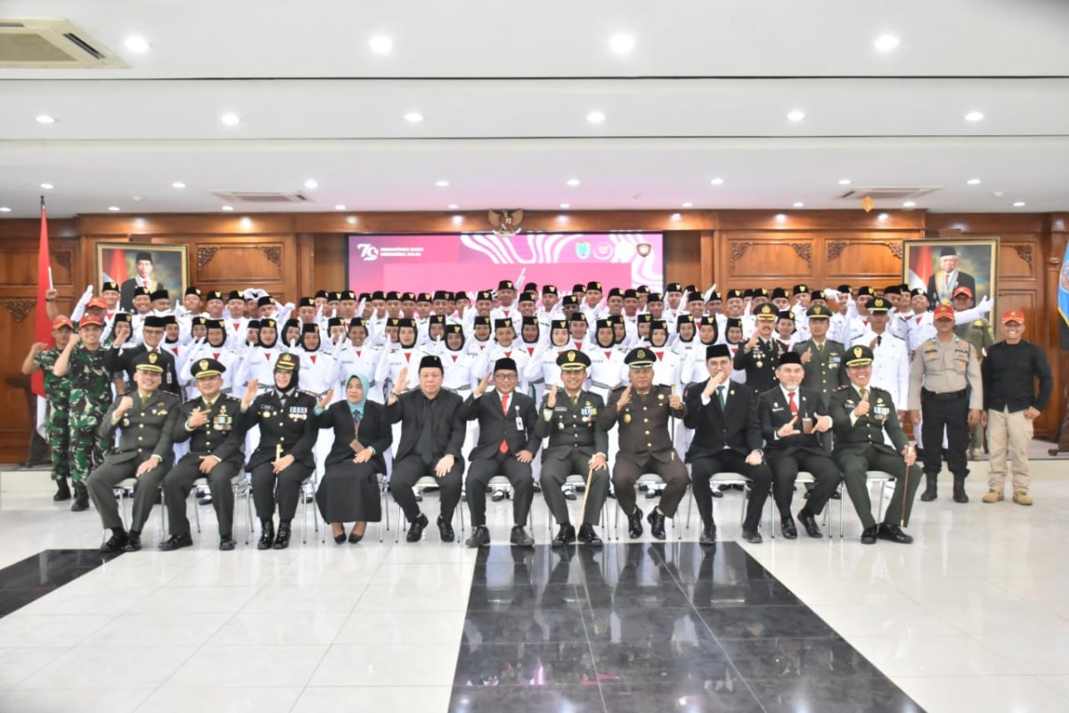 Penjabat (Pj) Wali Kota Salatiga, Yasip Khasani mengukuhkan 82 Anggota Pasukan Pengibar Bendera Pusaka (Paskibraka) Kota Salatiga Tahun 2024 di Ruang Kaloka, Kamis (15/08/2024).