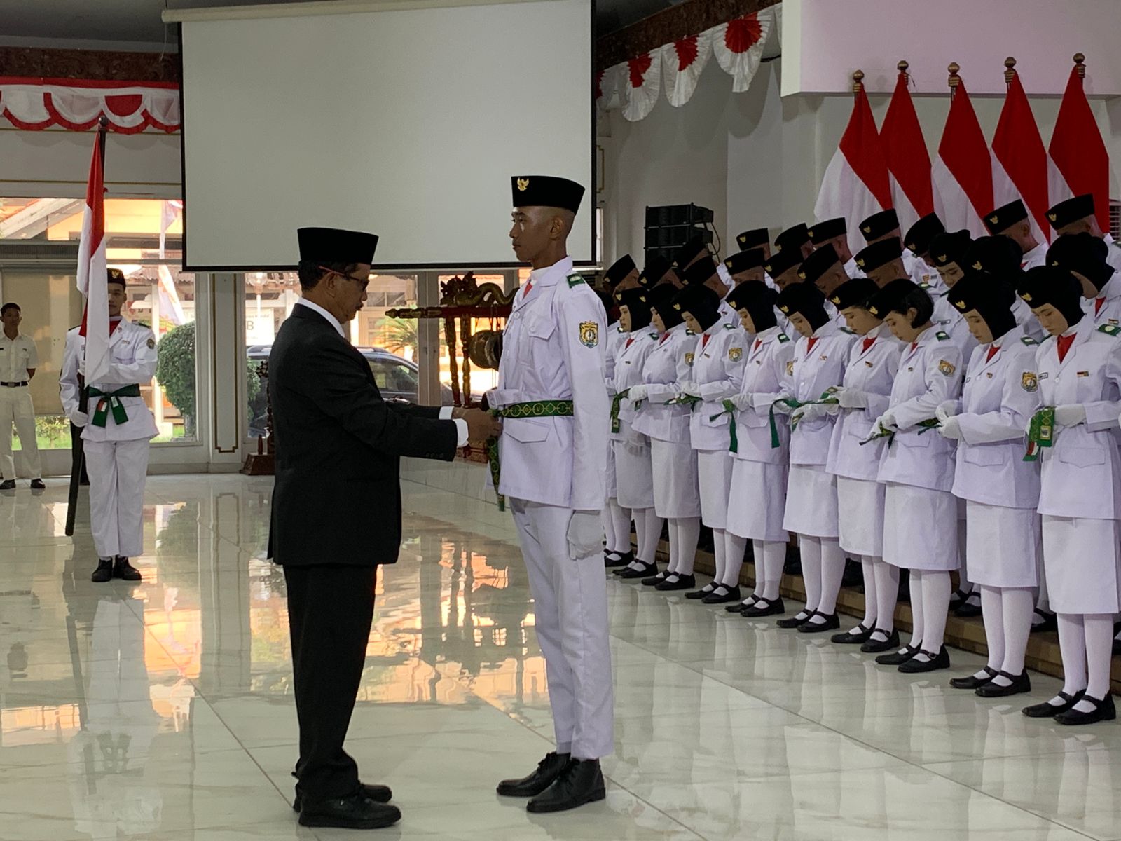 Anggota paskibra Kendal saat dikukuhkan oleh Sekda Kendal di Pendopo Tumenggung Bahurekso.