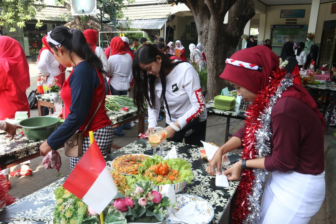 Keseruan orang tua siswa SDN Pekunden Semarang lomba memasak ala MasterChef, Jumat (16/8/2024).