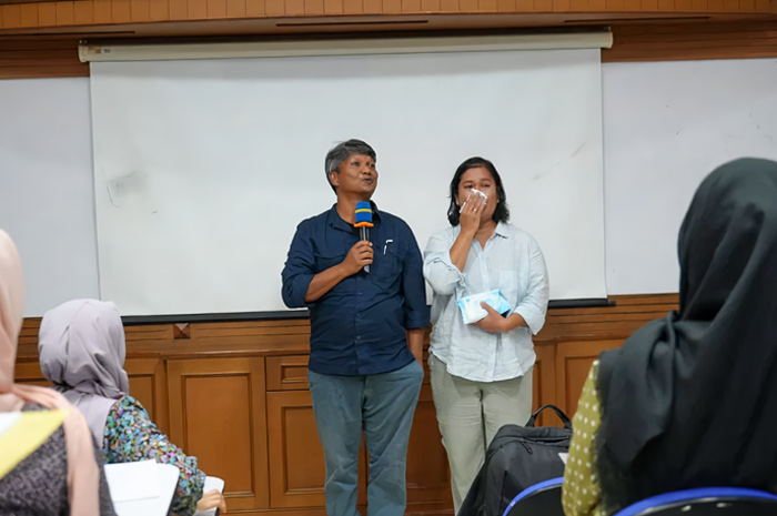 Orang tua mahasiswa baru saat ikut kuliah menggantikan anaknya yang meninggal.